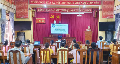 Bảo hiểm xã hội huyên Tuyên Hóa tuyên truyền cho người dân về các chính sách bảo hiểm trên địa bàn xã Mai Hóa.