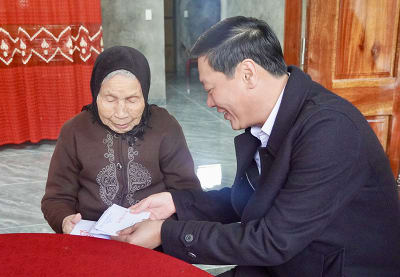 Lãnh đạo huyện Bố Trạch thăm, tặng quà Bà mẹ Việt Nam anh hùng.