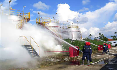 Lực lượng phòng cháy, chữa cháy thực hiện các nội dung diễn tập. Ảnh Hồng Ninh/TTXVN