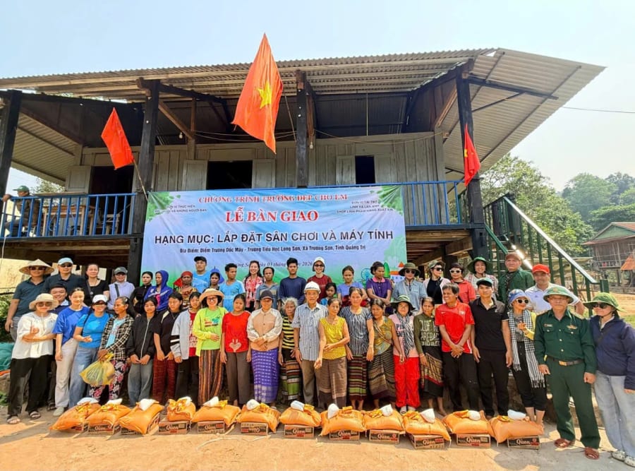 Ban tổ chức chương trình tặng quà và bàn giao công trình sân chơi ngoài trời cho người dân bản Dốc Mây - Ảnh: X.V