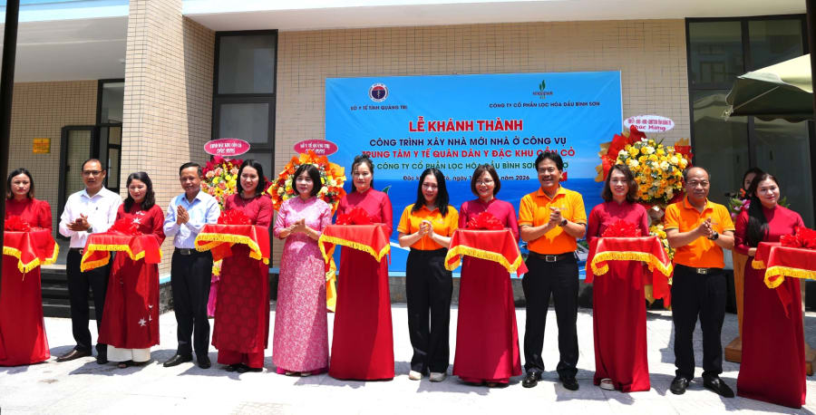 Các đại biểu thực hiện nghi thức cắt băng khánh thành - Ảnh: T.T