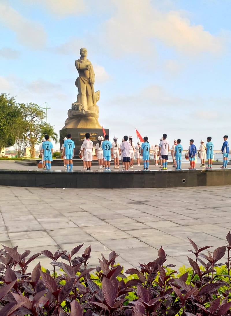 Các em thiếu nhi bên tượng đài Mẹ Suốt.