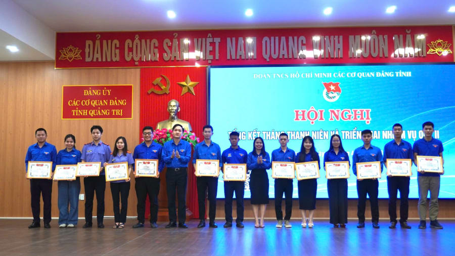 Trao giấy khen cho cá nhân có thành tích trong hoạt động Tháng Thanh niên năm 2026 - Ảnh: H.T