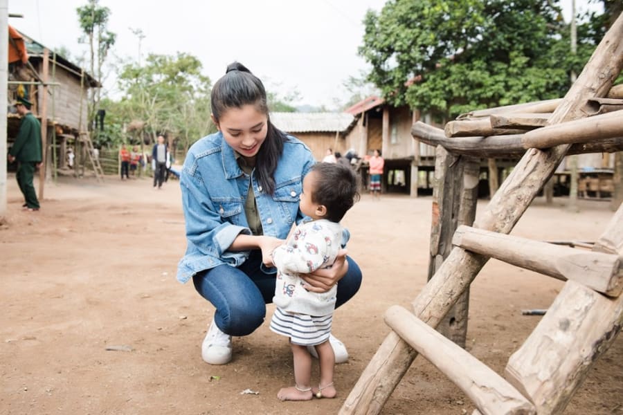 [Photo] Ấm áp ngày trở về bản Nịu trao quà Tết của Hoa hậu Tiểu Vy