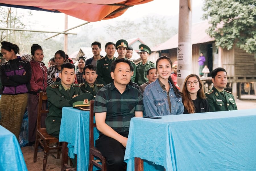 [Photo] Ấm áp ngày trở về bản Nịu trao quà Tết của Hoa hậu Tiểu Vy