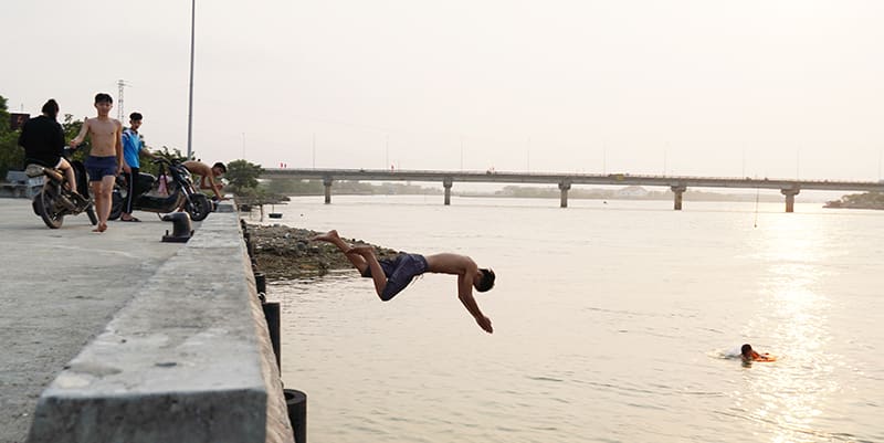 Một nhóm trẻ vô tư tắm sông trên địa bàn TX. Ba Đồn.