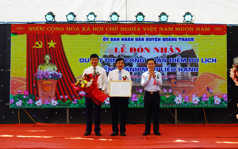 Đồng chí Phó Chủ tịch UBND tỉnh Hoàng Xuân Tân trao quyết định công nhận điểm du lịch Đền Thánh Mẫu  Liễu Hạnh cho lãnh đạo huyện Quảng Trạch.