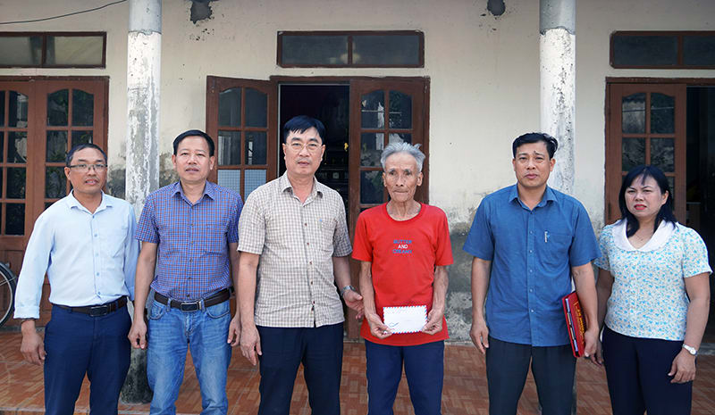 Lãnh đạo huyện Quảng Ninh thăm hỏi, động viên các gia đình có công với cách mạng được hỗ trợ xây dựng và sửa chữa nhà ở.