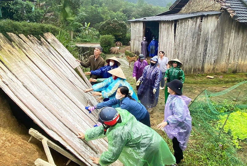 Phụ nữ huyện Minh Hóa chung tay hỗ trợ đồng bào dân tộc thiểu số và miền núi xóa nhà tạm, nhà dột nát.