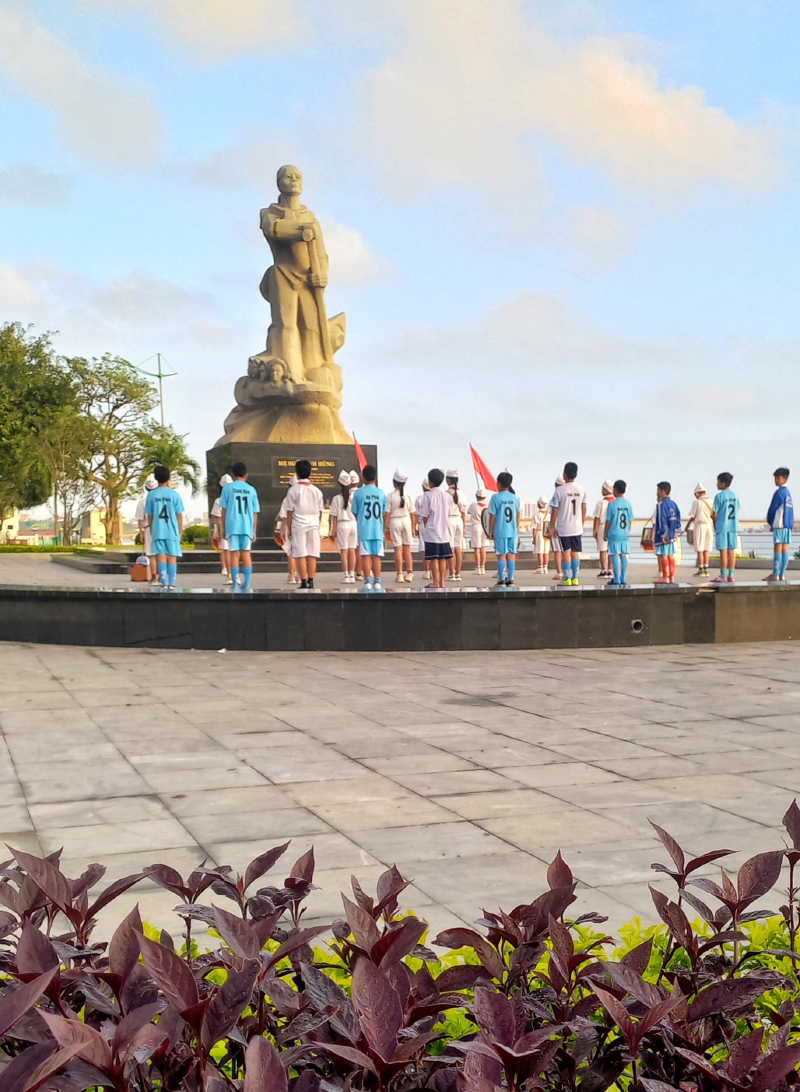 Các em thiếu nhi bên tượng đài Mẹ Suốt.