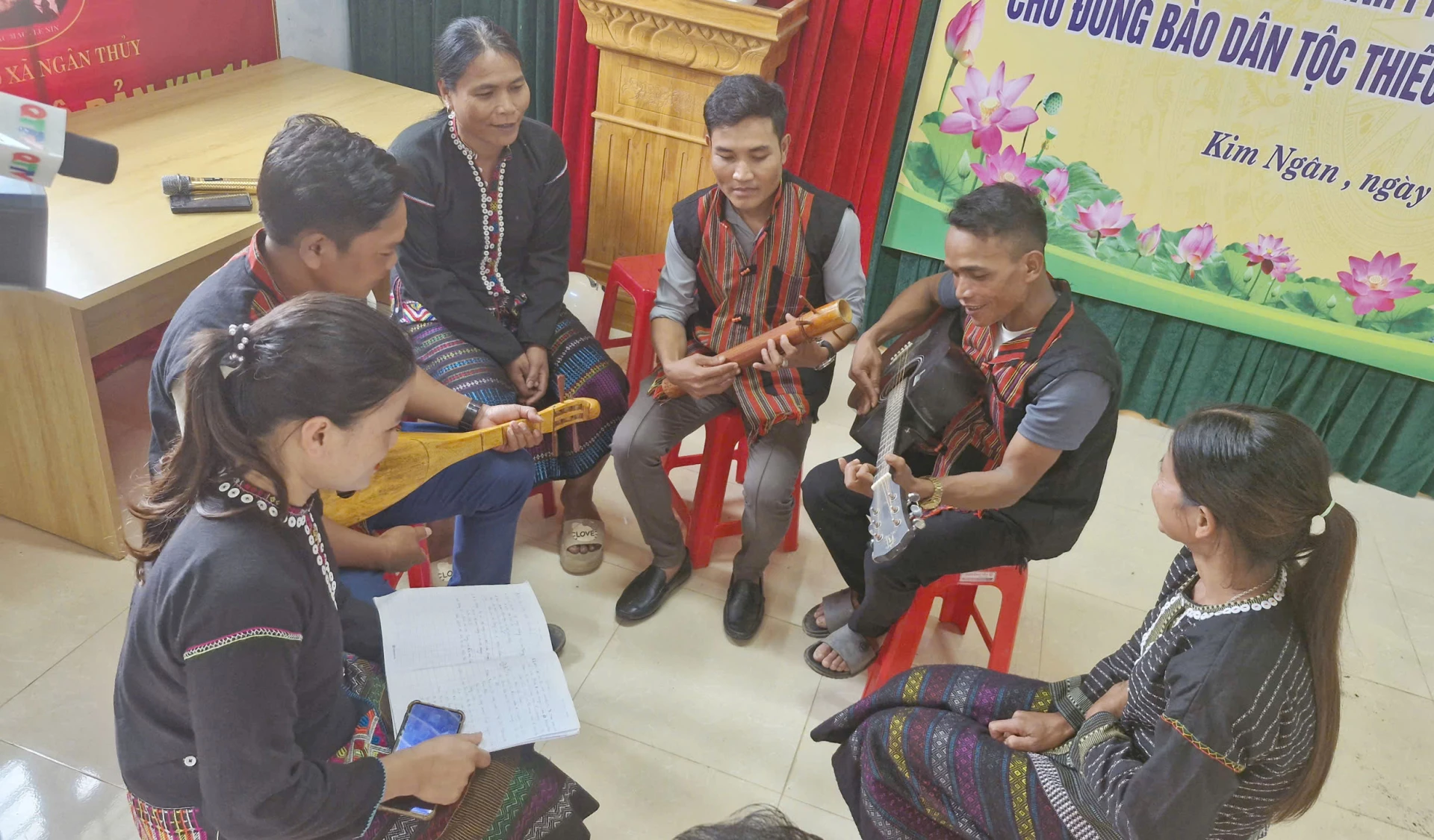 Lớp tập huấn văn hóa truyền thống của đồng bào Bru-Vân Kiều tại xã Kim Ngân, Quảng Trị.