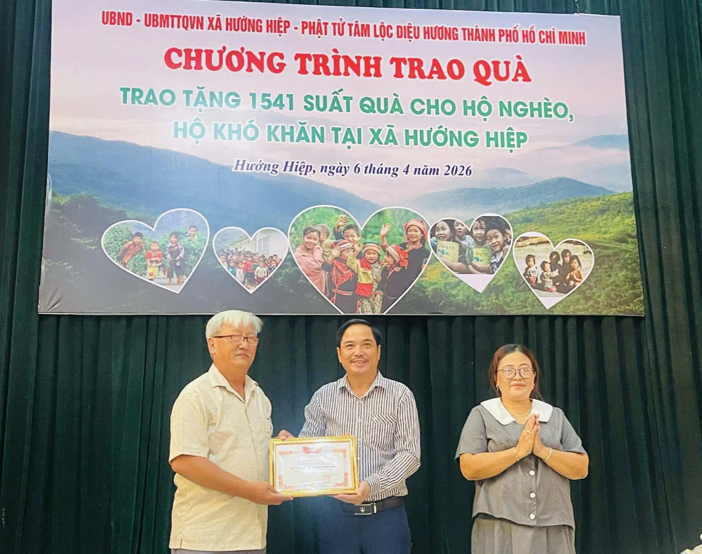 lãnh đạo xã Hướng Hiệp đã trao tặng ghi nhận “Tấm lòng vàng” cho Chùa Phước Sơn và cộng đồng Phật tử Tâm Lộc Diệu Hương-Ảnh: K.S