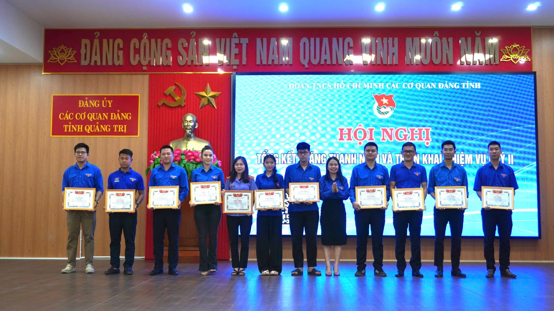 Trao giấy khen cho tập thể có thành tích trong hoạt động Tháng Thanh niên năm 2026 - Ảnh: H.T