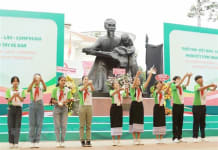 Đại diện thiếu nhi 3 nước Việt Nam-Lào-Campuchia cùng tham gia thực hiện nghi thức thả chim bồ câu thể hiện tinh thần hòa bình, đoàn kết. (Ảnh: Thu Hương/TTXVN)