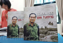 Cuốn sách được in song ngữ nhằm lan tỏa giá trị, ý nghĩa của Chiến dịch Điện Biên Phủ và chân dung Đại tướng Võ Nguyên Giáp. (Ảnh: Minh Thu/Vietnam+)