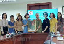 Đại tá Trần Hồng trao tặng hiện vật ảnh cho Trung tâm Lưu trữ Quốc gia III. (Ảnh: Minh Thu/Vietnam+)