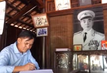 Anh Đinh Bình Thoan tại Nhà lưu niệm Đại tướng Võ Nguyên Giáp.