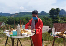 Già làng, thầy cúng Cao Văn Ngụ ở bản Kè, xã Lâm Hóa (Tuyên Hóa) bắt đầu lễ cúng thần rừng.