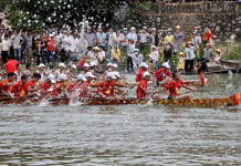  Đua, bơi thuyền truyền thống trên sông Kiến Giang trở thành nét đẹp truyền thống, văn hóa ở Lệ Thủy.