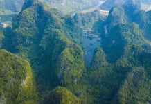 Quần thể danh thắng Tràng An từ trên cao. (Ảnh: Minh Đức/TTXVN)