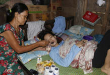 Từ khi về nhà, mọi sinh hoạt cá nhân của Hiền đều nhờ mẹ giúp đỡ.