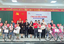 Lãnh đạo Hội Chữ Thập đỏ tỉnh Quảng Bình và Văn phòng Tổng đại lý Prudential Ba Đồn trao tặng xe đạp cho các em học sinh nghèo hiếu học của huyện Minh Hóa.