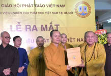 Hòa thượng Ts Thích Gia Quang - Phó Chủ tịch Hội đồng Trị sự, Viện trưởng Phân viện Nghiên cứu Phật học Việt Nam tại Hà Nội trao Quyết định cho các ủy viên Trung tâm tư liệu Phật giáo Việt Nam.