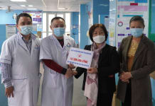 Hội Bảo trợ bệnh nhân nghèo tỉnh Quảng Bình trao hỗ trợ cho bệnh nhân chạy thận tại Bệnh viện hữu nghị Việt Nam-Cuba Đồng Hới.