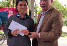 Ông Mai Xuân Thu trao hỗ trợ sinh kế cho gia đình có người tàn tật.