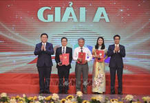 Đồng chí Nguyễn Trọng Nghĩa, Bí Thư Trung ương Đảng, Trưởng Ban Tuyên giáo Trung ương và Phó Thủ tướng Vũ Đức Đam trao giải A cho tác giả, nhóm tác giả đoạt giải. Ảnh: Minh Quyết/TTXVN