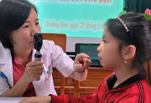 Bác sĩ Hoàng Vân Hạnh khám mắt cho các em học sinh Trường PTDT bán trú THCS xã Trường Sơn (Quảng Ninh).