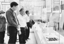 Người dân tham quan Trưng bày chuyên đề “Mỗi kỷ vật một câu chuyện”.