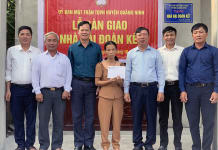 Ủy ban MTTQVN huyện Quảng Ninh trao tiền hỗ trợ làm nhà cho chị Phạm Thị Vị, thôn Lệ Kỳ 2, xã Vĩnh Ninh.