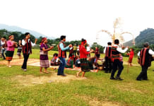 Đồng bào Bru-Vân Kiều đi vòng quanh cây xà nơn và bàn lễ 5 vòng thể hiện sự đoàn kết cộng đồng.