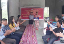 Ủy ban MTTQ huyện Minh Hóa bàn giao 50 triệu đồng cho gia đình chị Trương Thị Bích Liên xây dựng nhà  