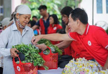 Niềm vui của người dân nghèo khi được mua sắm tại phiên chợ nhân đạo do Hội Chữ thập đỏ tỉnh Hòa Bình tổ chức. (Ảnh minh họa: Trọng Đạt/TTXVN)