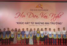 Ban tổ chức tặng cờ lưu niệm cho các đội tham gia