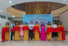 Lễ cắt băng khai mạc buổi trưng bày, thực hành trình diễn.