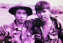 Hai người lính: Chiến sĩ Quân Giải phóng Nguyễn Huy Tạo và anh lính Sài Gòn Bùi Trọng Nghĩa, tại chốt Long Quang, xã Triệu Trạch, huyện Triệu Phong, tỉnh Quảng Trị, Mùa xuân  1973. Ảnh: Chu Chí Thành