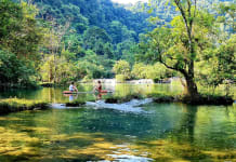 Du khách trải nghiệm tại suối Chà Rào, xã Trường Sơn, huyện Quảng Ninh.