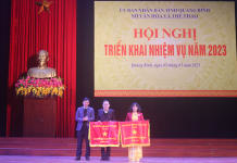 ồng chí Phó Chủ tịch UBND tỉnh Hồ An Phong trao tặng Cờ thi đua của Bộ Văn hóa - Thể thao và Du lịch cho các tập thể. 