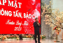 Đồng chí Bí thư Thành ủy Đồng Hới phát biểu tại buổi gặp mặt.