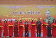 Lễ cắt băng khai mạc triển lãm