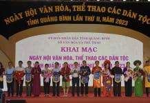 Đồng chí Phó Bí thư Thường trực Tỉnh ủy Trần Hải Châu tặng cờ lưu niệm cho các đoàn tham gia ngày hội.