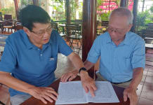 Cựu thanh niên xung phong Phan Văn Chữ (bên phải) và nhạc sĩ Nguyễn Văn Bổng (Chi hội Nhạc sĩ Việt Nam tỉnh Quảng Bình) thường trao đổi chia sẻ với nhau về ca khúc mới.