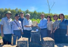 GS.TS. Trần Ích Nguyên cùng đoàn chuyên gia và hậu duệ của cụ Nguyễn Thế Trực tại mộ cụ.