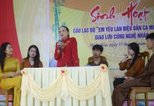CLB “Em yêu làn điệu dân ca Minh Hóa” của Trường THPT Minh Hóa giao lưu với nghệ nhân hát hò thuốc cá.