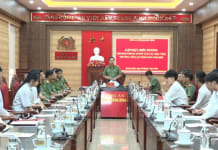 Đại tá Nguyễn Tiến Hoàng Anh – Phó giám đốc Công an tỉnh phát biểu tại buổi gặp mặt, biểu dương.