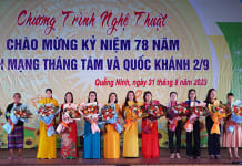 Lãnh đạo huyện Quảng Ninh tặng hoa cho các địa phương tham gia gian hàng triển lãm thành tựu phát triển kinh tế-xã hội huyện năm 2023.