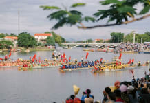 Lễ hội đua, bơi thuyền truyền thống trên sông Kiến Giang thu hút rất đông du khách trong và ngoài nước.